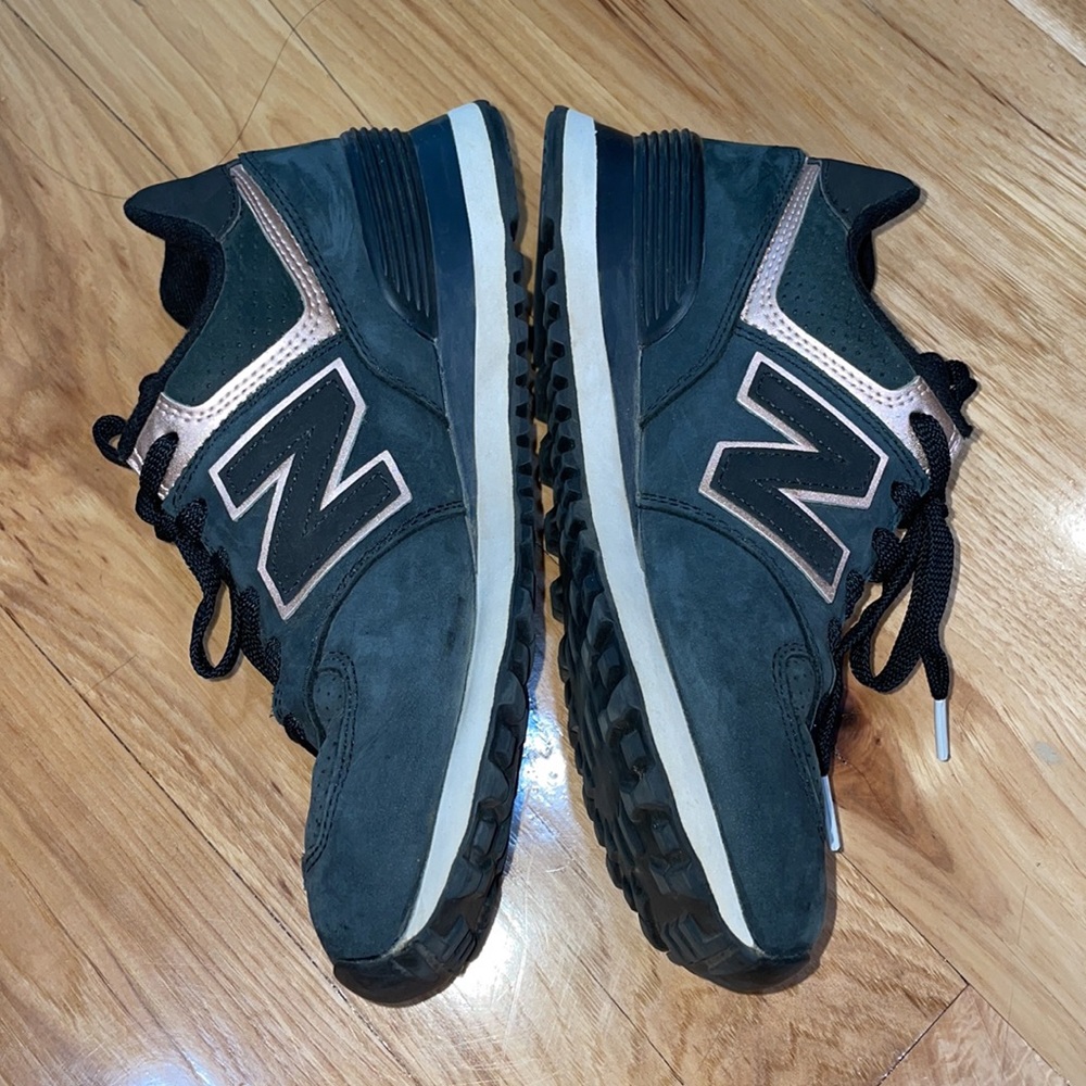 New Balance 574 Classic Sneaker suede dark charcoal gray metallic rose gold 6 - Picture 2 of 9